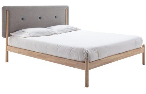 Dřevěná postel s šedým látkovým čelem Marckeric Annie 140 x 200 cm Marckeric